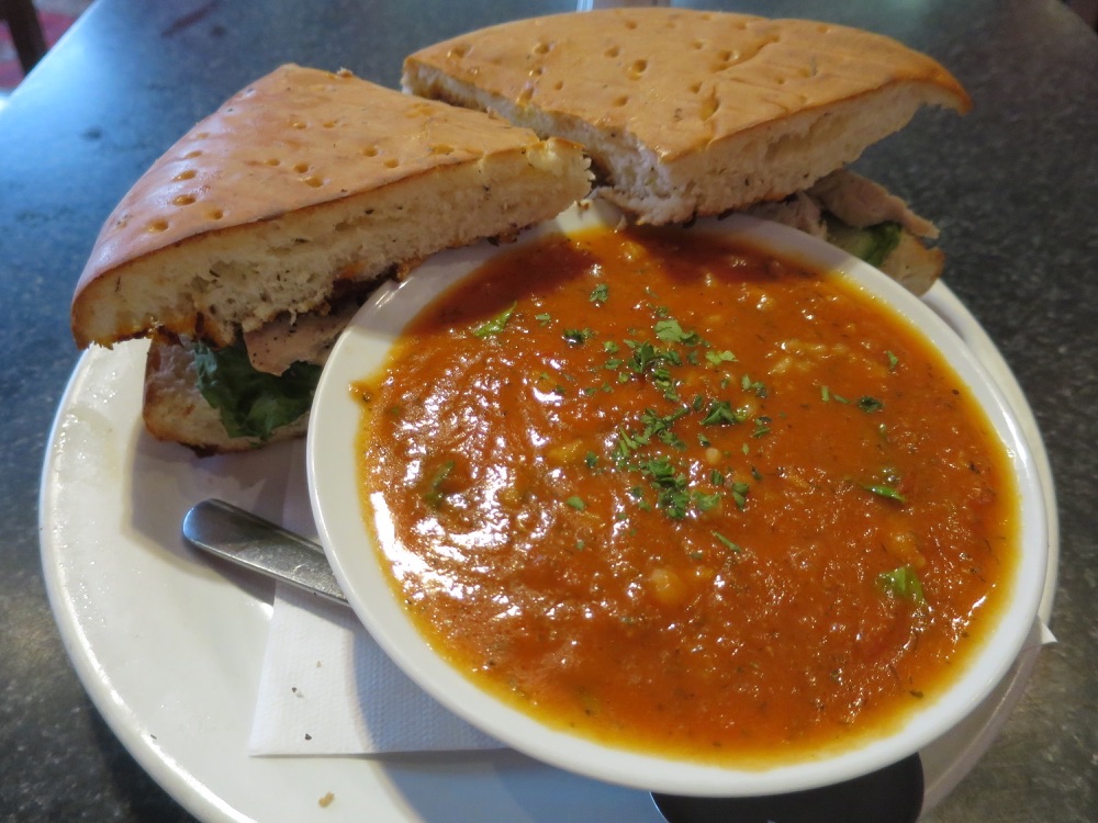 Bambo Cafeのサンドイッチとスープ